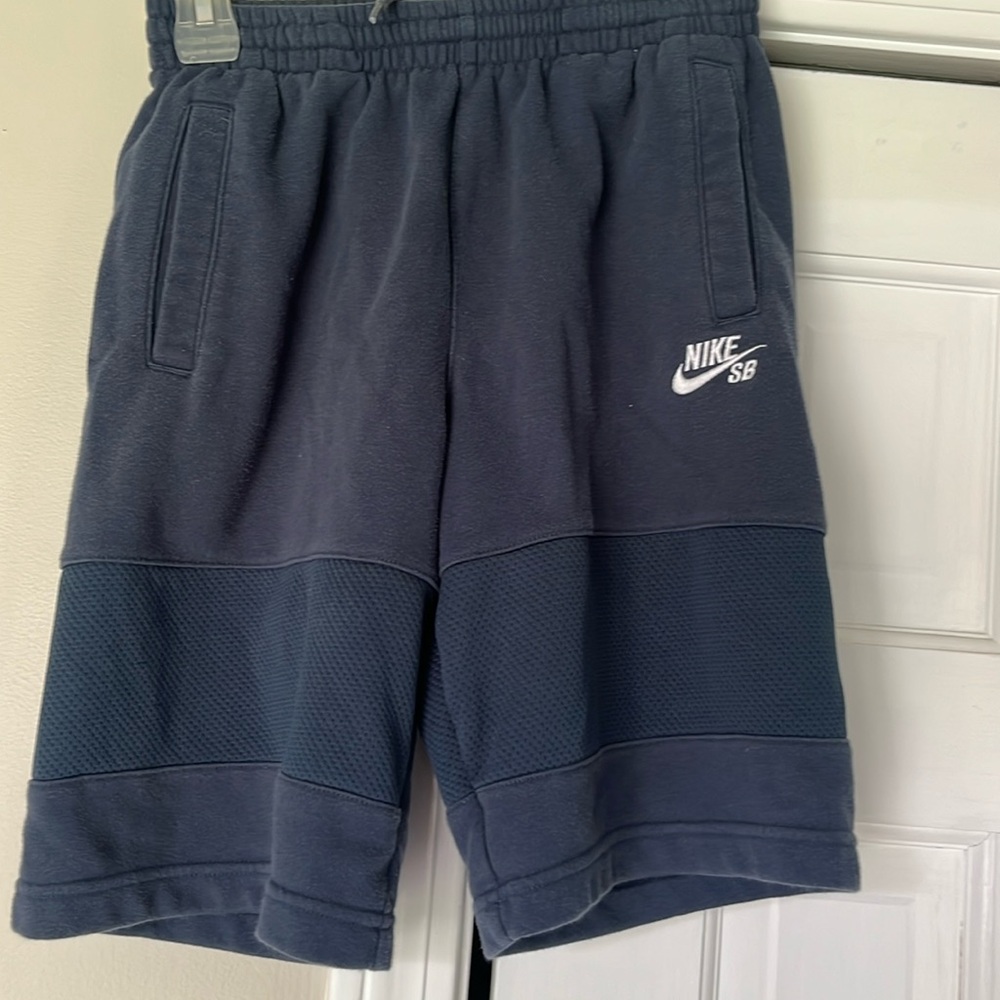 Nike boys shorts. Draw string and pockets. Medium.